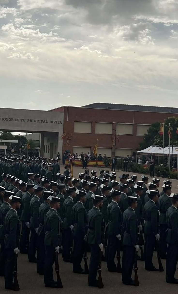 Formación de guardias civiles durante un acto en la Academia de Baeza