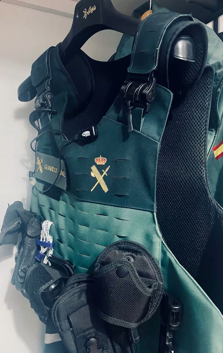 Chaleco y equipamiento de la Guardia Civil preparado para el servicio